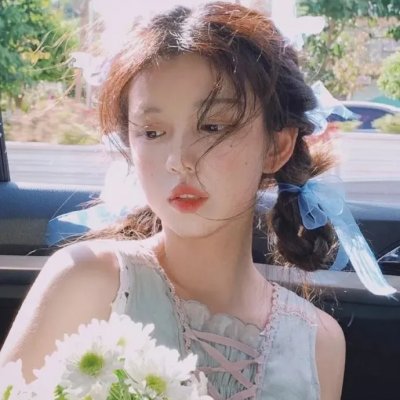 穿一只红鞋的男人
